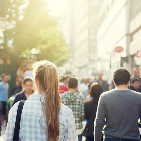 Menschen gehen auf der Straße