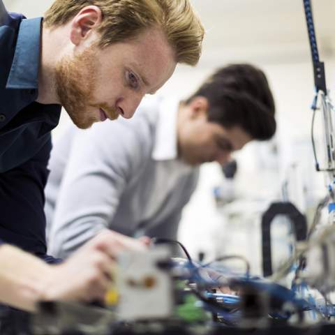 zwei Männer die arbeiten